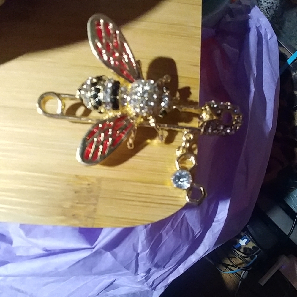 🐝Bee pin🐝 - Picture 4 of 4